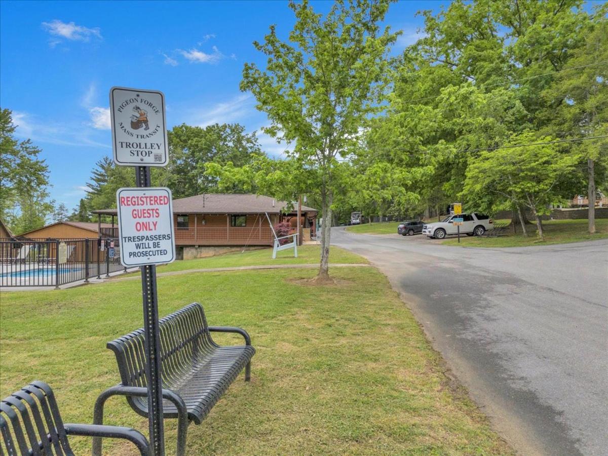 Oasis Near Smoky Mountains Pigeon Forge