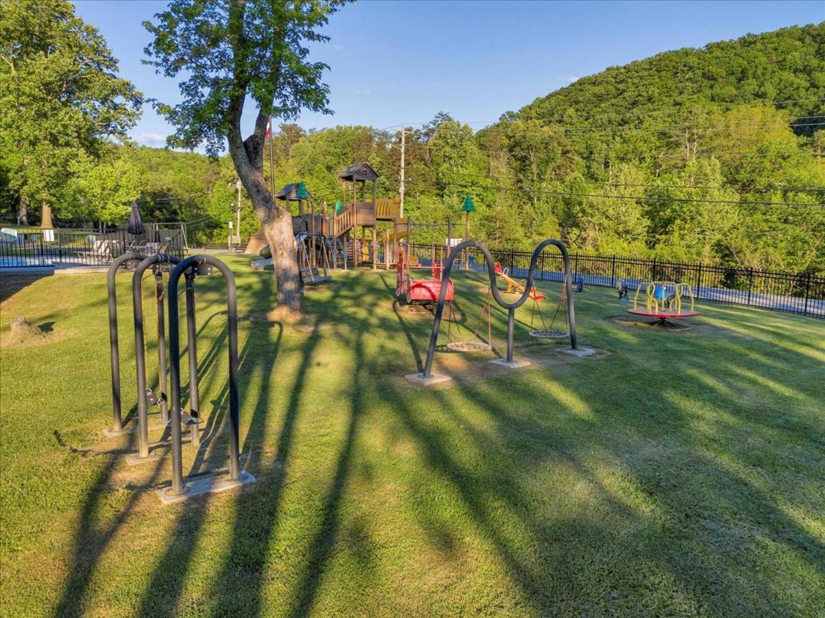 Chalet Oasis Near Smoky Mountains