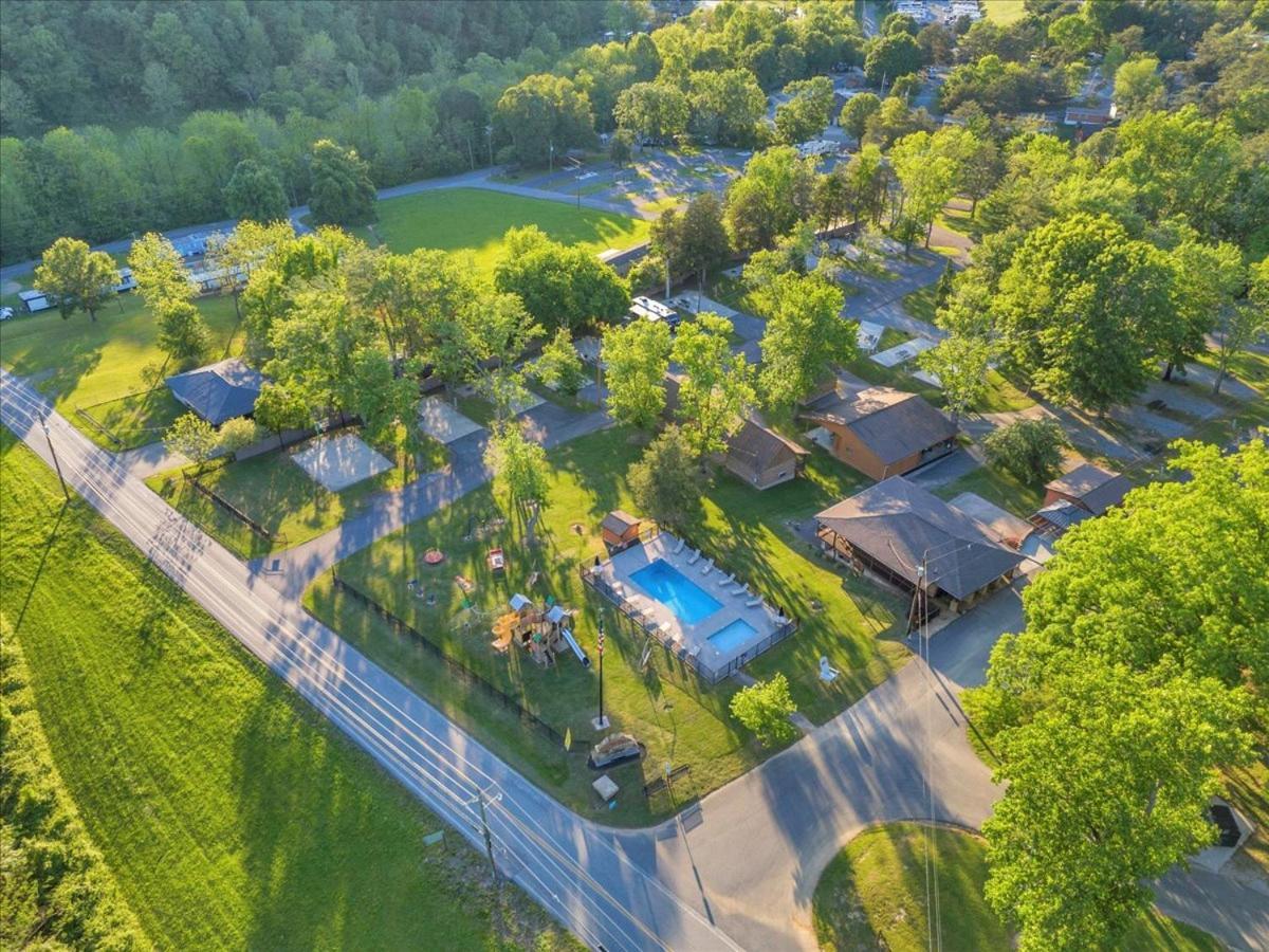 Oasis Near Smoky Mountains * Pigeon Forge