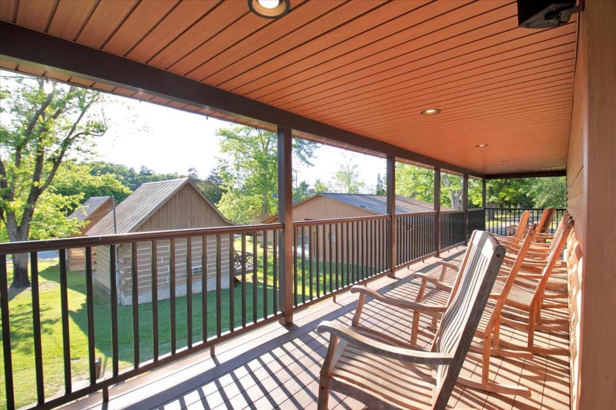Oasis Near Smoky Mountains Pigeon Forge